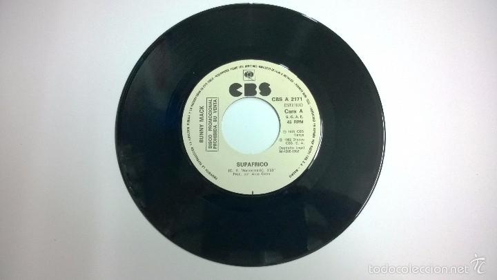 Discos de vinilo: Bunny Mack.Supafrico.SINGLE.1981.CBS. - Foto 3