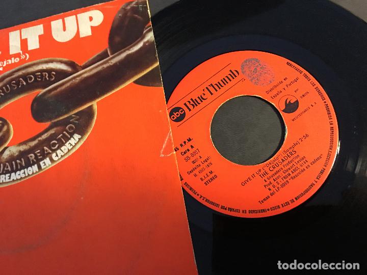 Discos de vinilo: CRUSADERS (GIVE IT UP) SINGLE ESPA&Ntilde;A 1976 (EPI2) - Foto 2