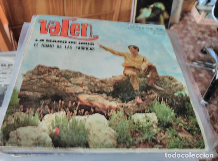 Discos de vinilo: SINGLE. VALEN. LA MANO DE DIOS. EL HUMO DE LAS FABRICAS. - Foto 1