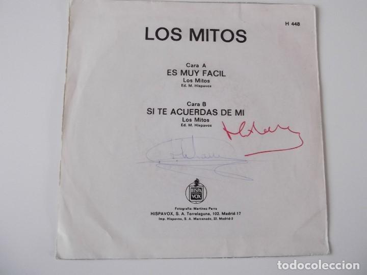 Discos de vinilo: LOS MITOS - Es muy f&aacute;cil / Si te acuerdas de m&iacute; - Foto 2