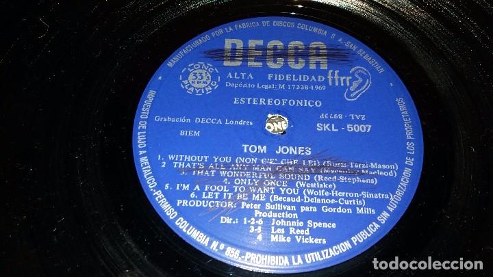 Discos de vinilo: DISCO THIS IS TOM JONES. LP DECCA. ED. ESP - 1981 - Foto 3