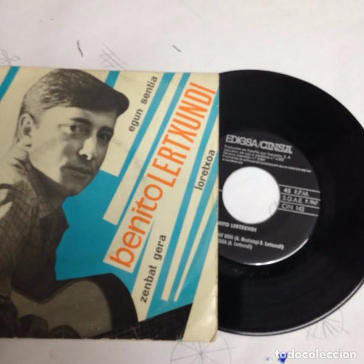 Discos de vinilo: Primer Single (1967) de Benito Lertxundi en euskera. - Foto 3