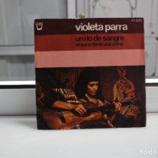 Discos de vinilo: SINGLE VIOLETA PARRA. UN RIO DE SANGRE - ARAUCO TIENE UNA PENA. HISPAVOX 1975. Lote 229335665
