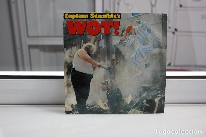 Discos de vinilo: SINGLE CAPTAIN SENSIBLE. WOT - STRAWBERRY DROSS. CBS 1982 - Foto 1