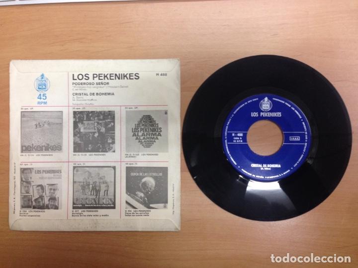 Discos de vinilo: SINGLE LOS PEKENIKES - PODEROS SE&Ntilde;OR - CRISTAL DE BOHEMIA - Foto 2