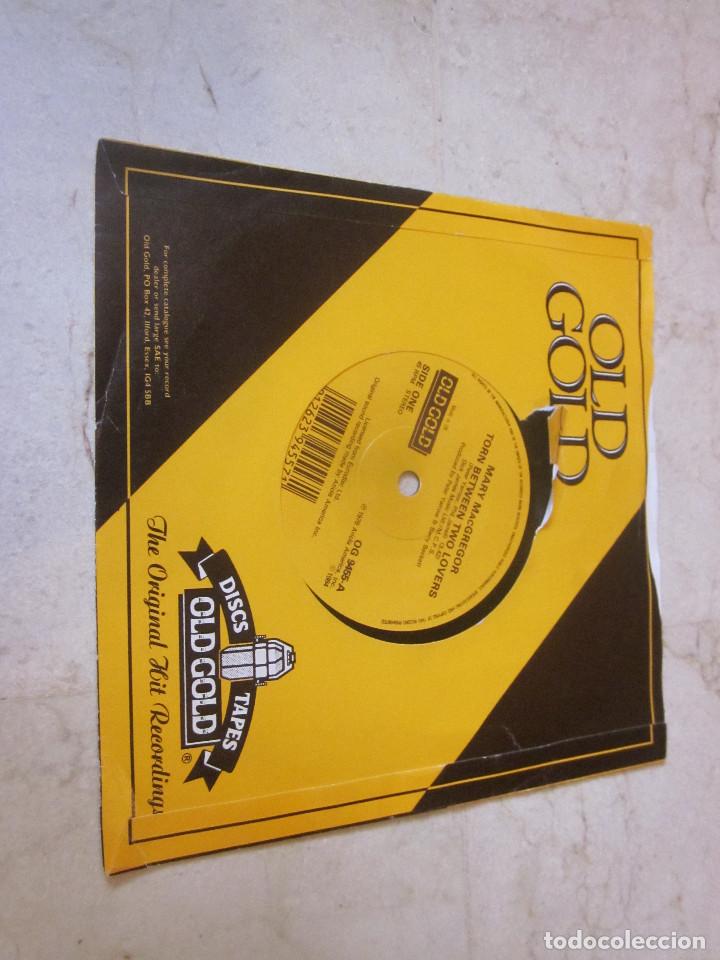 Discos de vinilo: MARY MacGREGOR - TORN BETWEEN TWO LOVERS - OLD GOLD 1984 - Foto 1