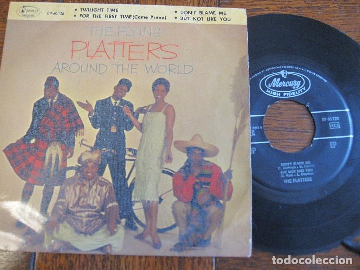 Discos de vinilo: THE PLATTERS `Around the world&acute; - Foto 1