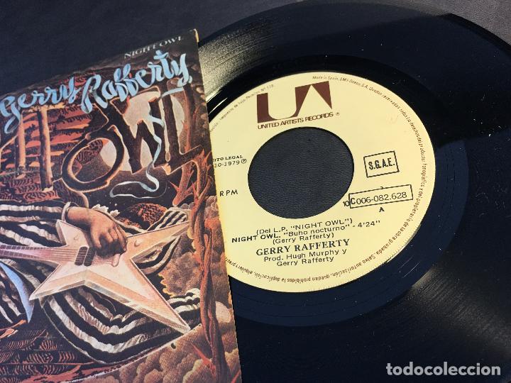 Discos de vinilo: GERRY RAFFERTY (NIGHT OWL) SINGLE ESPA&Ntilde;A 1979 (EPI6) - Foto 2