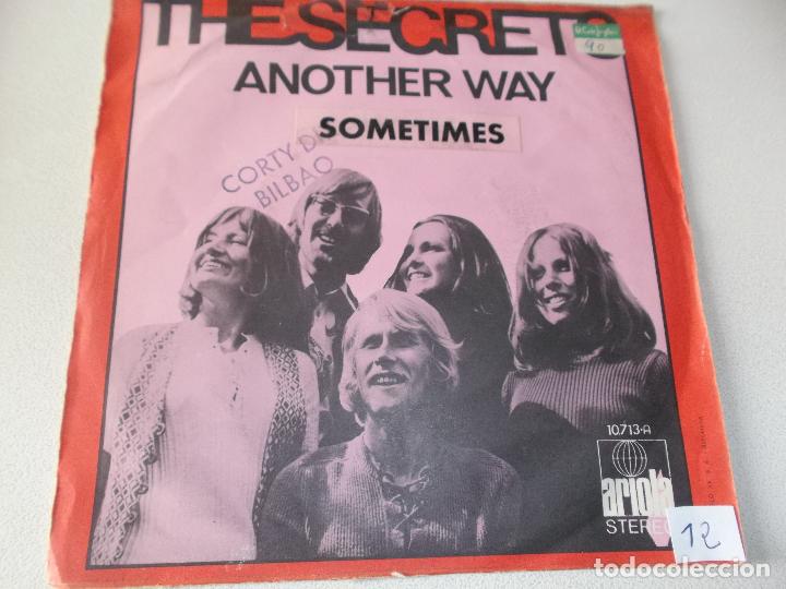 Discos de vinilo: THE SECRETS - ANOTHER WAY - SOMETIMES - 1972 ARIOLA ED ESPA&Ntilde;OLA - Foto 2