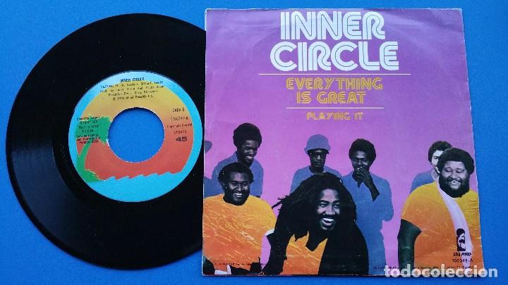 Discos de vinilo: INNER CIRCLE - EVERYTHING IS GREAT + PLAYING IT - SINGLE VINILO - ISLAND 1979 - Foto 2