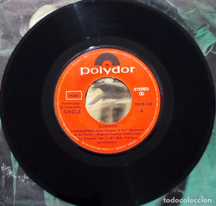 Discos de vinilo: SINGLE RAINBOW - I SURRENDER - POLYDOR 1981. - Foto 3