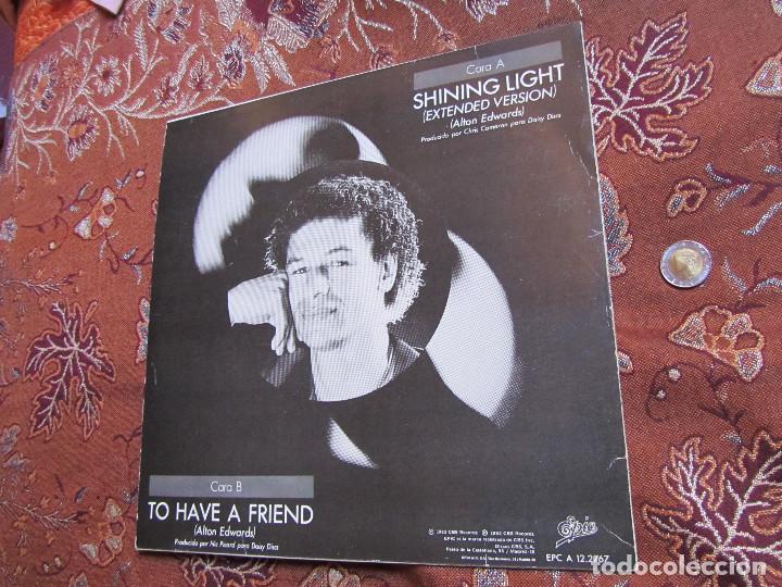 Discos de vinilo: ALTON EDWARDS- MAXI-SINGLE DE VINILO-TITULO SHINING LIGHT- 2 TEMAS- ORIGINAL DEL 82- NUEVO - Foto 2