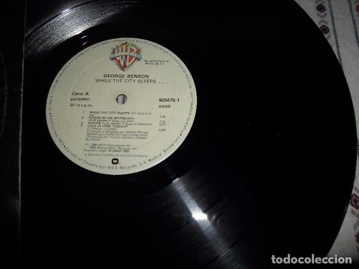 Discos de vinilo: GEORGE BENSON WHILE THE CITY SLEEPS - Foto 2