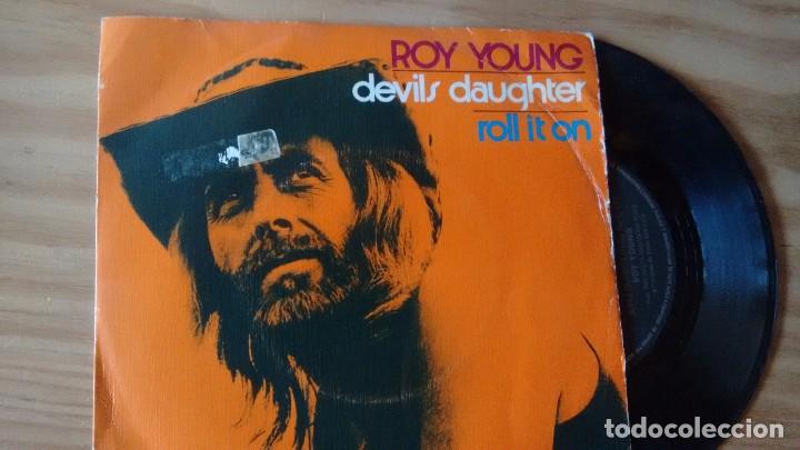 Discos de vinilo: SINGLE (VINILO) DE ROY YOUNG A&Ntilde;OS 70 - Foto 1