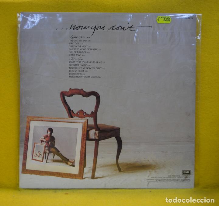 Discos de vinilo: CLIFF RICHARD - NOW YOU SEE ME - LP - Foto 2