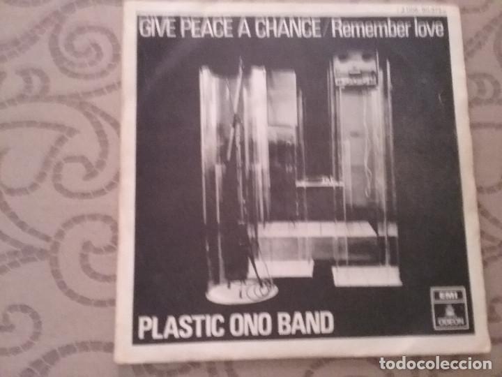 Discos de vinilo: Plastic Ono Band - Give Peace a change/Remember love - Foto 1