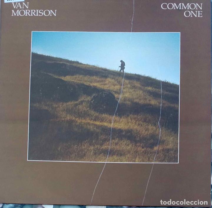 Discos de vinilo: VAN MORRISON, COMMON ONE. LP ESPA&Ntilde;A CON FUNDA INTERIOR CON LETRAS - Foto 1