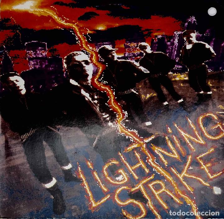 Discos de vinilo: LIGHTNING STRIKE, L1. LP UK CON FUNDA INTERIOR CON LETRAS - Foto 1