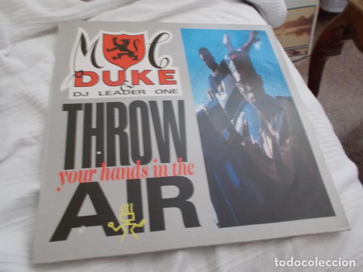 Discos de vinilo: M C DUKE. THROW YOUR HANDS IN THE IR. - Foto 1
