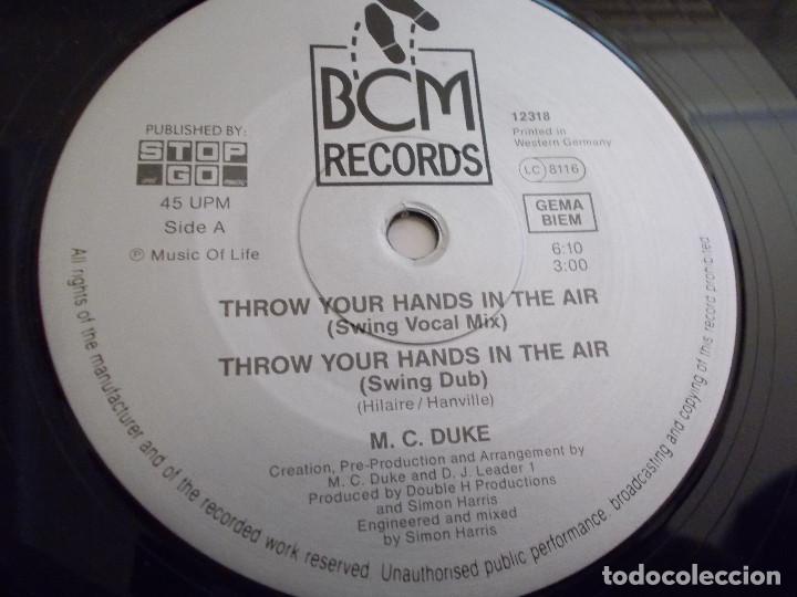 Discos de vinilo: M C DUKE. THROW YOUR HANDS IN THE IR. - Foto 3