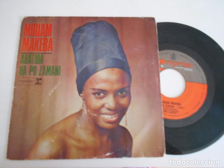 Discos de vinilo: SINGLE DE MIRIAM MAKEBA ABATIDA - Foto 1