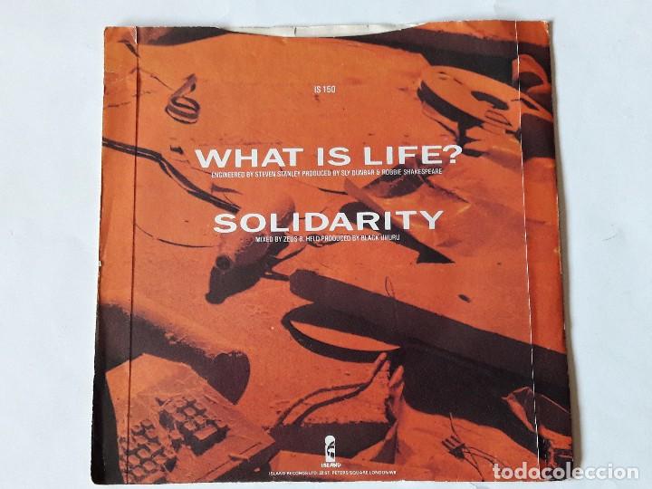 Discos de vinilo: Black Uhuru - What Is Life? - 1984 - Single - Foto 2