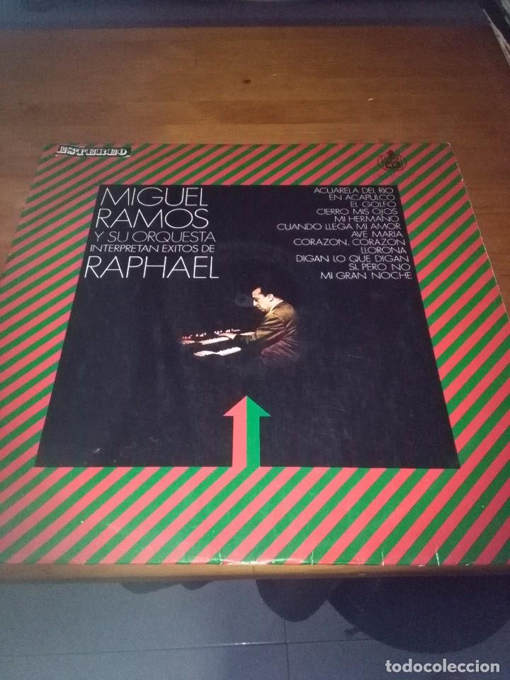 Discos de vinilo: MIGUEL RAMOS Y SU ORQUESTA INTERPRETAN EXITOS DE RAPHAEL. B15V - Foto 1