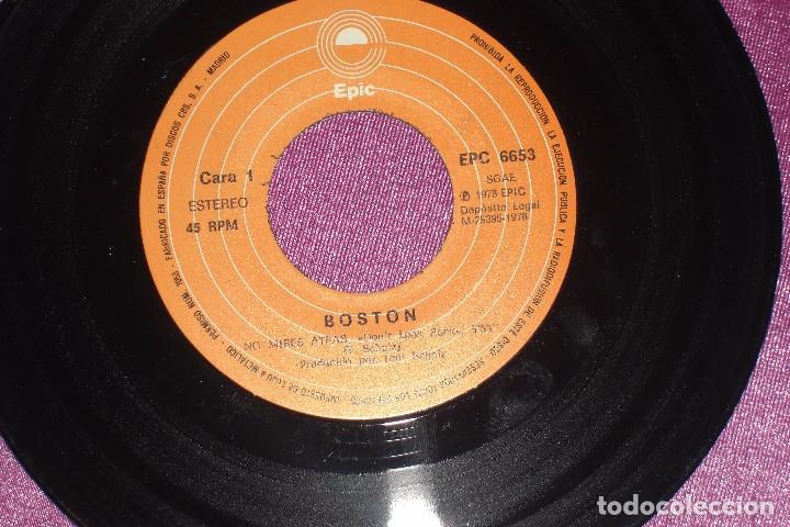 Discos de vinilo: SINGLE BOSTON - NO MIRES ATR&Aacute;S - EPIC 1978. - Foto 3
