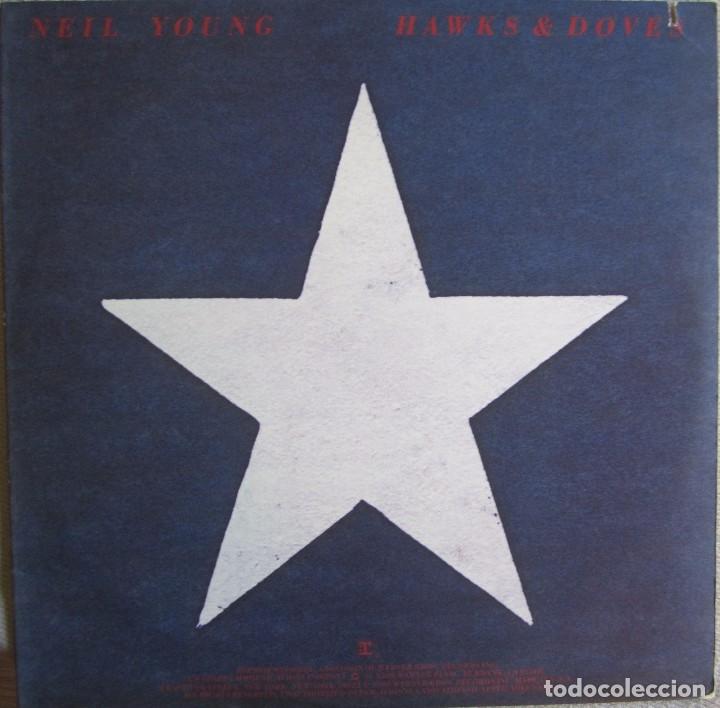 Discos de vinilo: NEIL YOUNG: HAWKS & DOVES - Foto 1