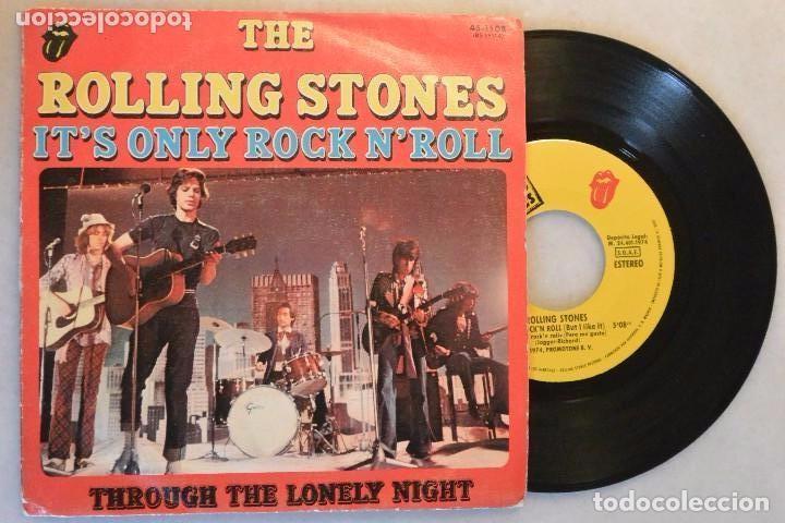 Discos de vinilo: SINGLE THE ROLLING STONES IT&acute;S ONLY ROCK N&acute;ROLL. 1974 - Foto 1