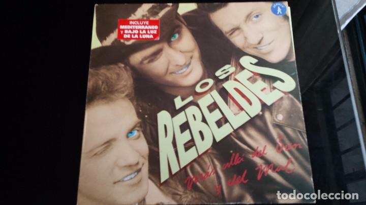 Discos de vinilo: LP LOS REBELDES: M&Aacute;S ALL&Aacute; DEL BIEN Y DEL MAL - Foto 1