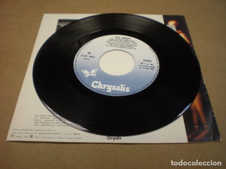 Discos de vinilo: GO WEST. WE CLOSE OUR EYES. MISSING PERSONS - Foto 3