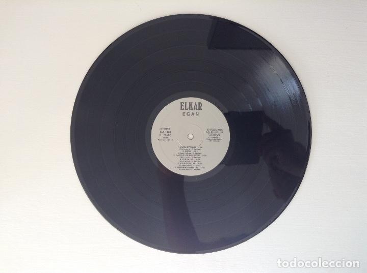 Discos de vinilo: EGAN - EGAN - LP vinilo ELKAR 1988 CON LETRAS MINT - Foto 3