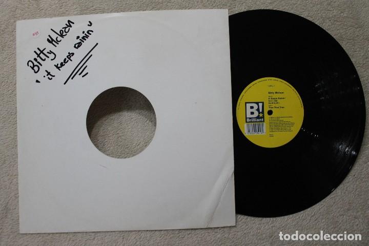 Discos de vinilo: BITTY MCLEAN IT KEEPS RAININ MAXI SINGLE VINYL 1993 - Foto 2