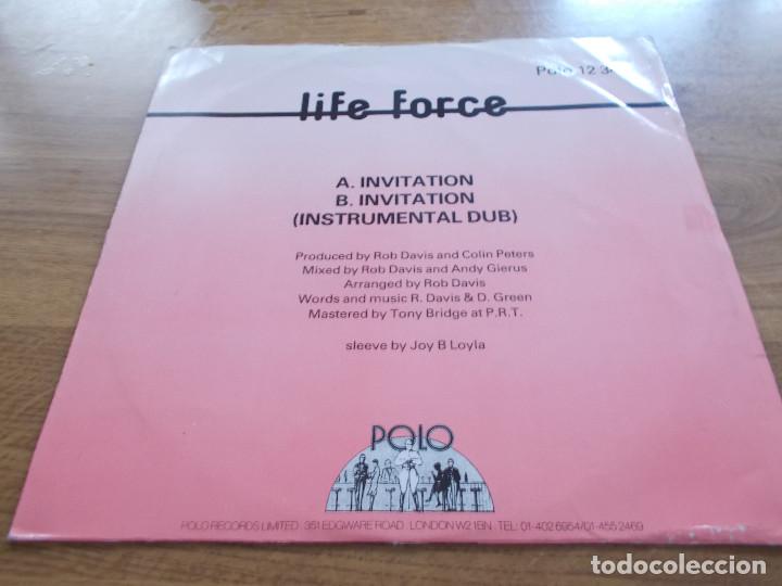 Discos de vinilo: LIFE FORCE. INVITATI&Oacute;N.MAXI - Foto 2