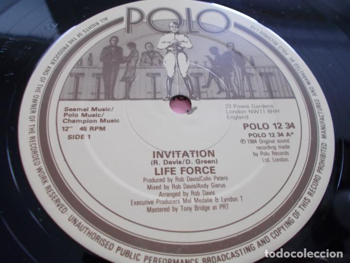 Discos de vinilo: LIFE FORCE. INVITATI&Oacute;N.MAXI - Foto 3