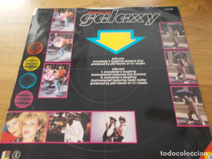 Discos de vinilo: PHIL FEARON & GALAXY. EVERYBODY&acute;S LAUGHING. - Foto 2