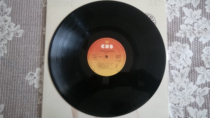 Discos de vinilo: LP GUILTY - STREISAND, CBS, 1980 - Foto 4