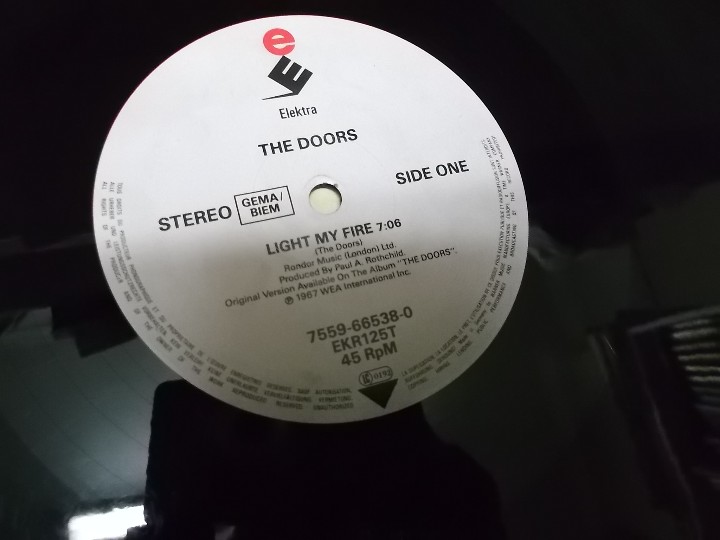 Discos de vinilo: THE DOORS (MAXI) LIGHT MY FIRE +2 TRACKS - A&Ntilde;O 1987 - Foto 2