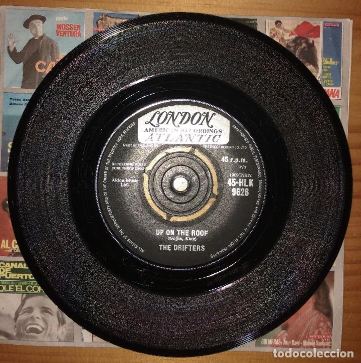 Discos de vinilo: THE DRIFTERS - UP ON THE ROOF - Foto 1