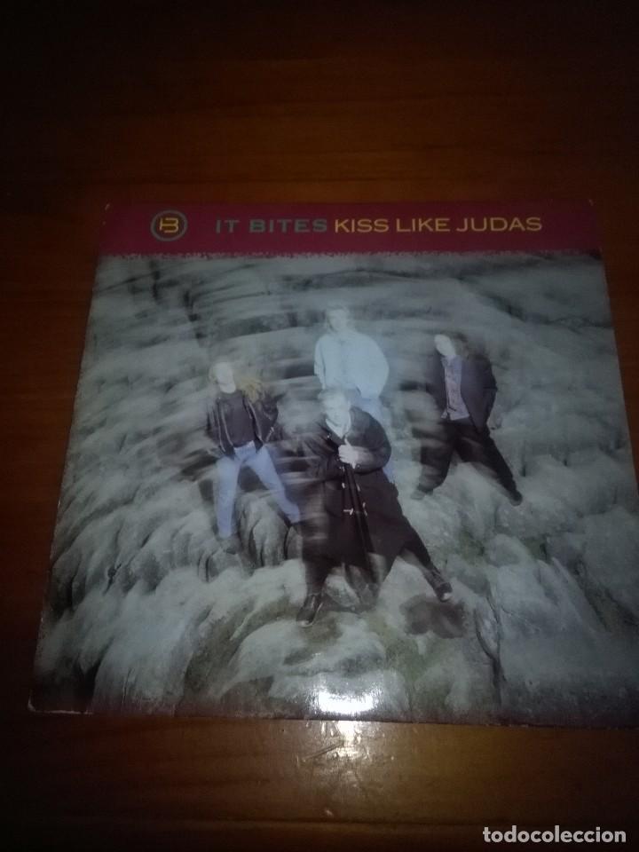 Discos de vinilo: IT BITES. KISS LIKE JUDAS. MB3 - Foto 1