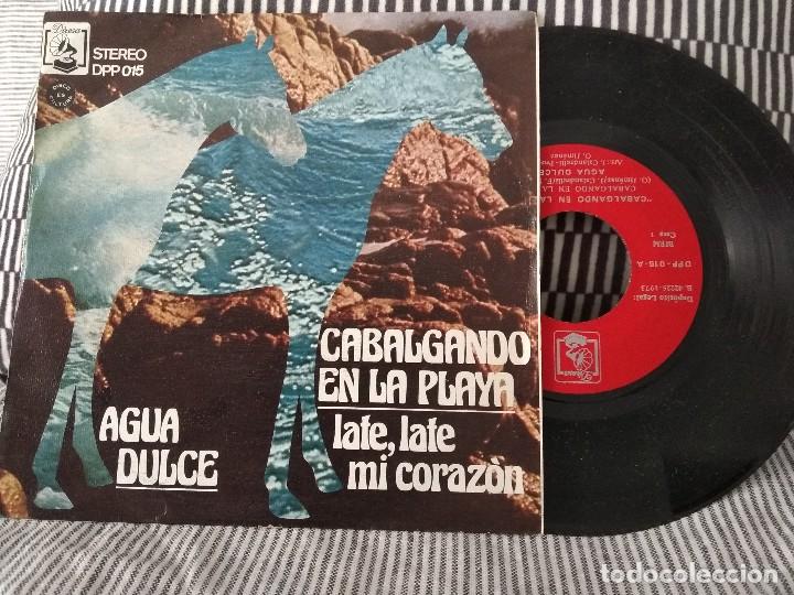Discos de vinilo: Single agua dulce cabalgando en la playa vg++ - Foto 1