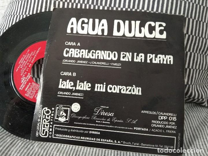 Discos de vinilo: Single agua dulce cabalgando en la playa vg++ - Foto 2