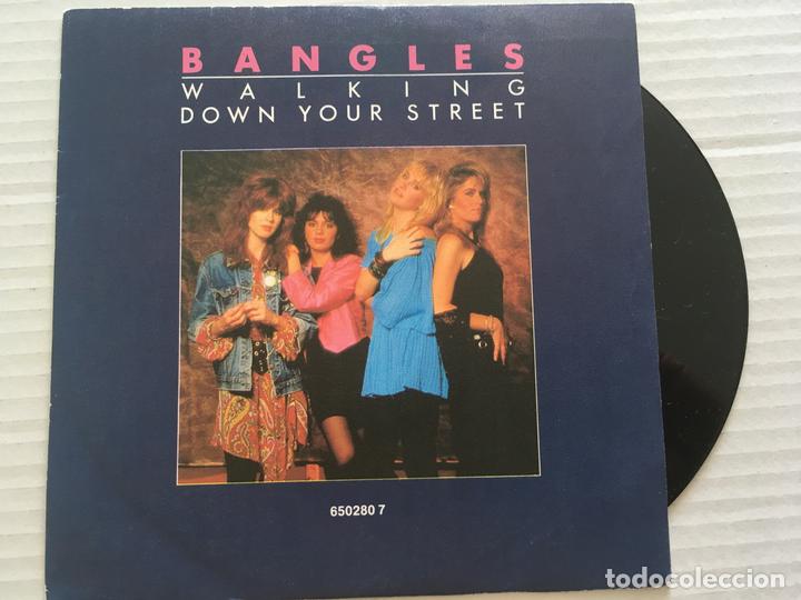 Discos de vinilo: 7 SINGLE-BANGLES-WALKING DOWN YOUR STREET - Foto 1