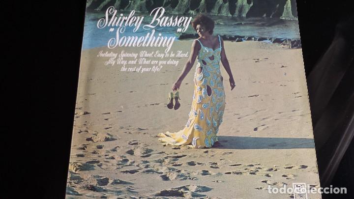 Discos de vinilo: LP SHIRLEY BASSEY: SOMETING - Foto 1
