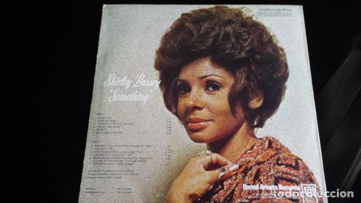 Discos de vinilo: LP SHIRLEY BASSEY: SOMETING - Foto 2
