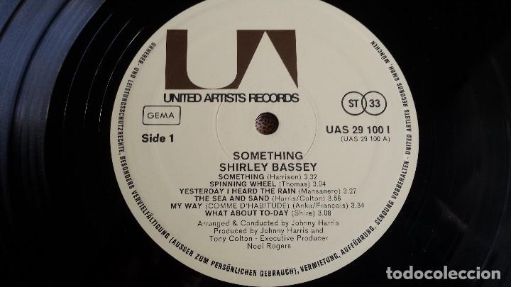 Discos de vinilo: LP SHIRLEY BASSEY: SOMETING - Foto 3