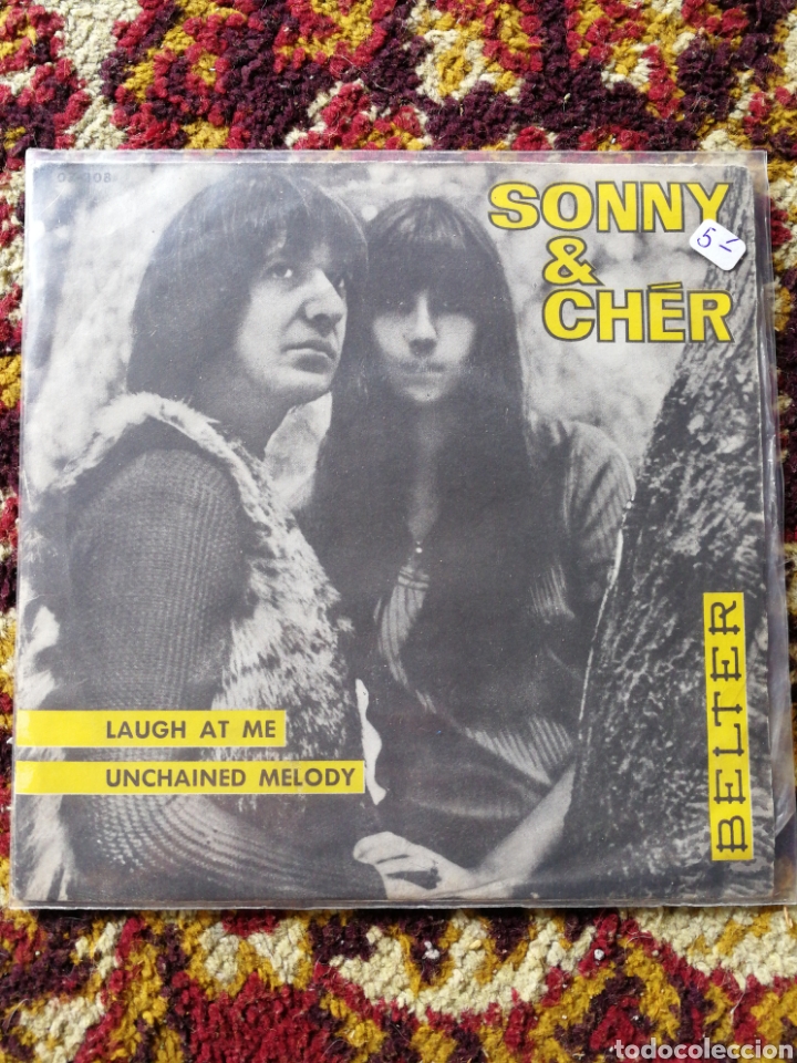 Discos de vinilo: SINGLE SONNY & CHER- LAUGH AT ME, 1965. - Foto 1