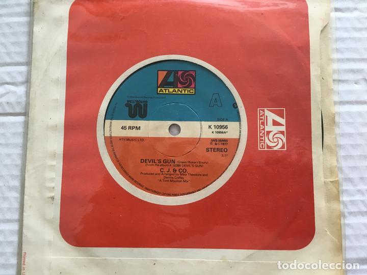 Discos de vinilo: 7 SINGLE-C.J.& CO.-DEVILS GUN - Foto 1
