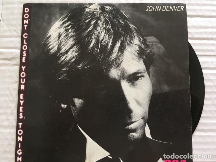Discos de vinilo: 7 SINGLE-JOHN DENVER-DONT CLOSE YOUR EYES TONIGHT - Foto 1